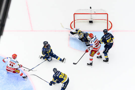 MoDos Daniel O´regan gör 1-2 bakom HV71s målvakt Joni