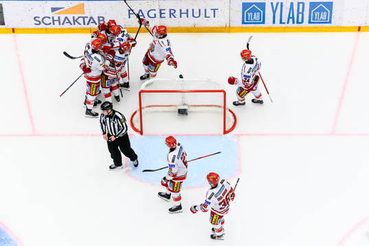 MoDos Daniel O´regan jublar med lagkamraterna