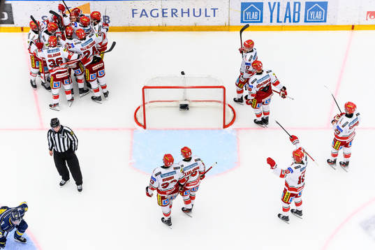 MoDos Daniel O´regan jublar med lagkamraterna