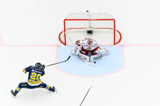 HV71s André Petersson mot MoDos målvakt Lassi Lehtinen