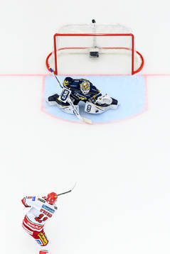 MoDos Daniel O´regan skjuter straff på HV71s målvakt