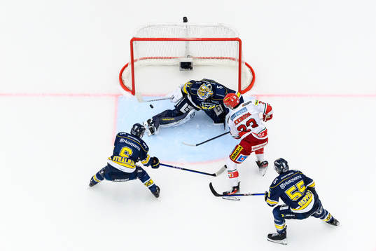 MoDos Josh Dickinson mot HV71s målvakt Joni Ortio