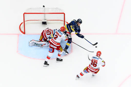 MoDos David Rundblad tacklar HV71s Simon Önerud