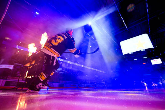 HV71s Nicholas Shore åker in på isen innan