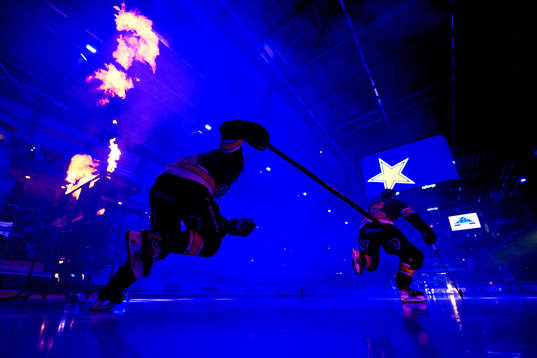 HV71s spelare åker in på isen innan ishockeymatchen i SHL