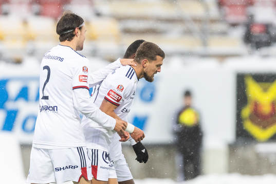 Östers Ivan Kricak jublar med lagkamrater