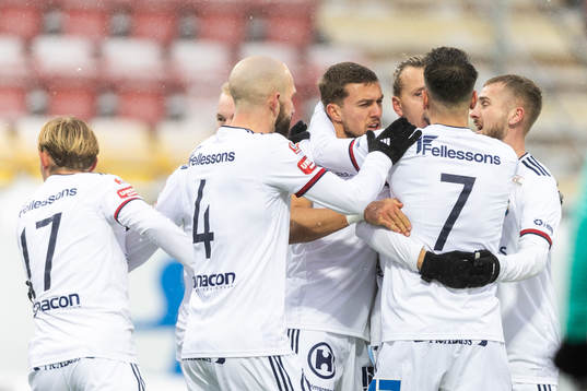 Östers Jesper Jonasson Westermark jublar med lagkamrater