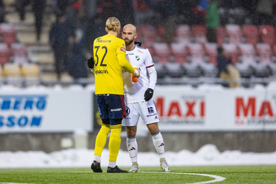 Östers målvakt Carl Lundahl Persson klappar om Sebastian