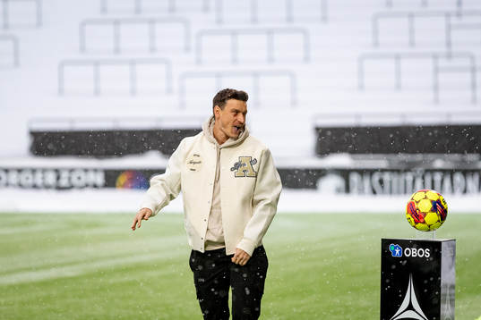 Jame Hoppcutt med matchbollen