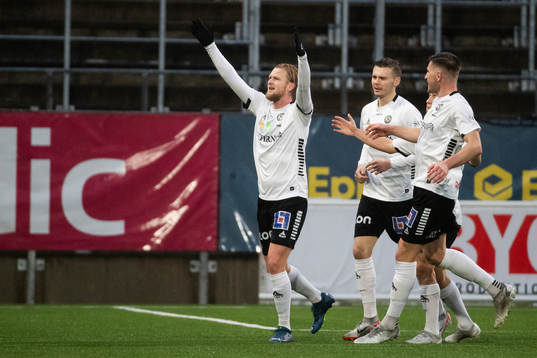 Örebros Kalle Holmberg jublar