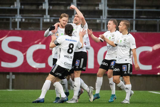 Örebros Kalle Holmberg jublar med lagkamrater