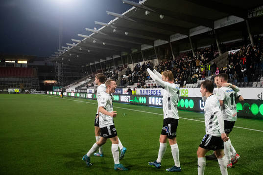 Örebros spelare jublar
