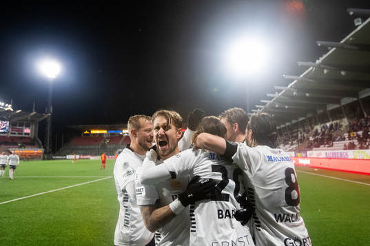 Örebros Adam Bark jublar med lagkamrater