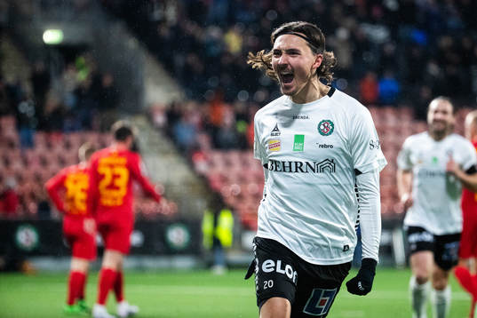 Örebros Adam Bark jublar