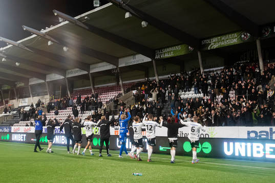 Örebros spelare jublar