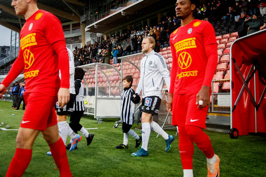 Örebros Kalle Holmberg på väg in till fotbollsmatchen i