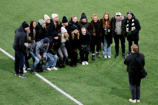 s damer hyllas i paus