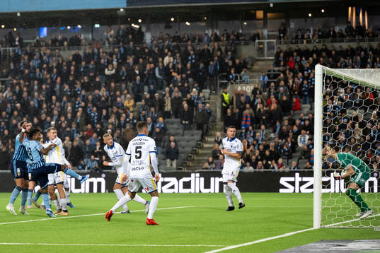 Djurgårdens Felix Vá gör 1-0 på Sirius målvakt David