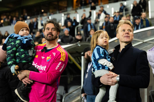 Djurgårdens målvakt Tommi Vaiho och Elliot Käck tackas av