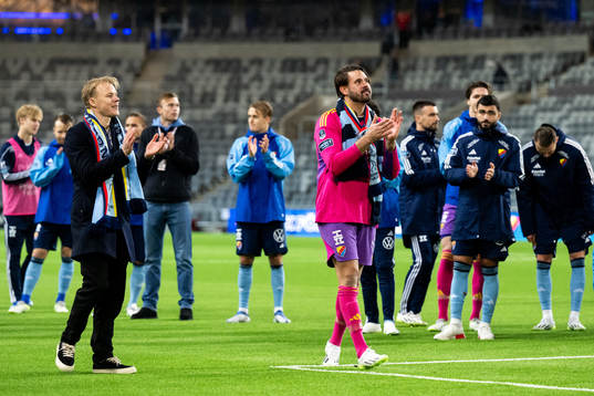Djurgårdens Elliot Käck och målvakt Tommi Vaiho tackas av