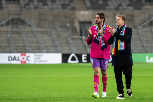 Djurgårdens målvakt Tommi Vaiho och Elliot Käck tackas av