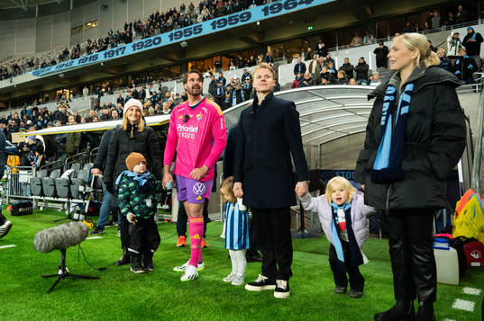 Djurgårdens målvakt Tommi Vaiho och Elliot Käck tackas av