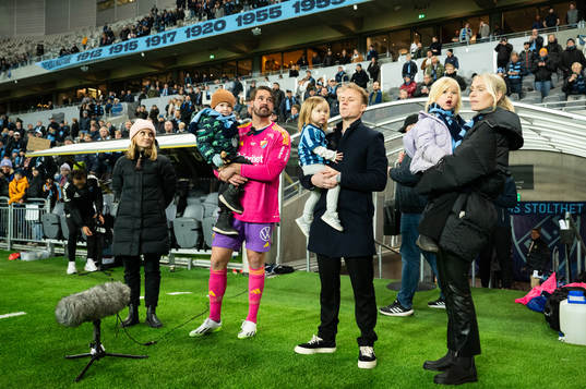 Djurgårdens målvakt Tommi Vaiho och Elliot Käck tackas av