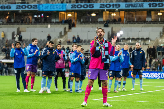 Djurgårdens målvakt Tommi Vaiho tackas av
