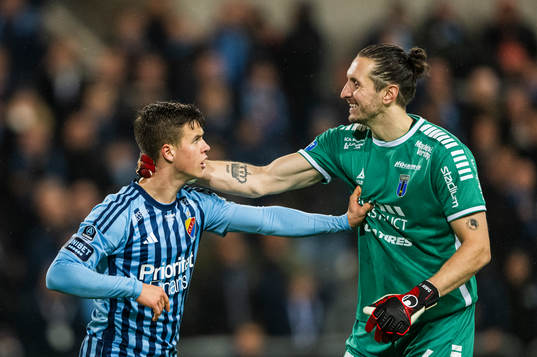 Djurgårdens Oskar Fallenius och Sirius målvakt David