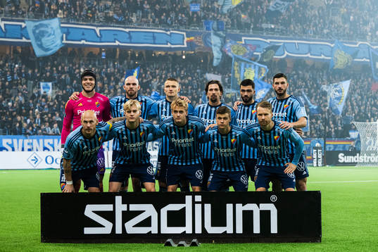 Djurgårdens startelva ställer upp för en lagbild