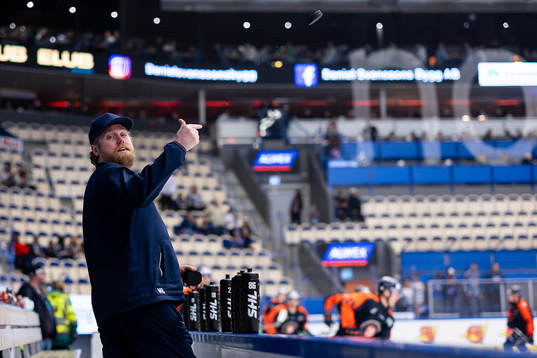Växjös materialare Martin Berg kastar ut ens puck