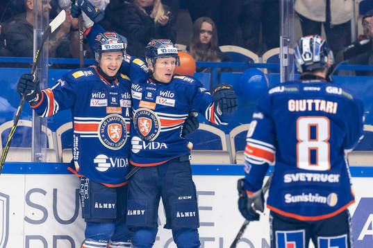 Växjös Keegan Lowe och Marcus Sylvegård jublar