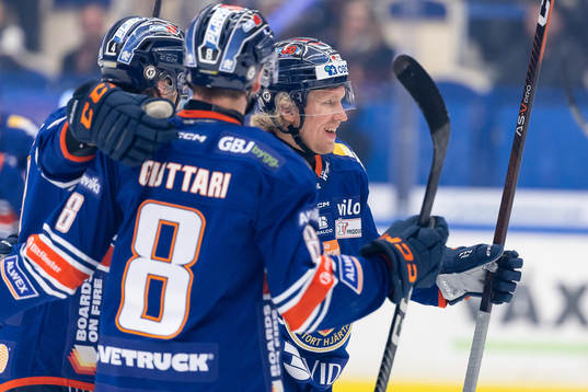 Växjös Zachary Giuttari och Marcus Sylvegård jublar