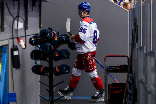 Oskarshamns Lukas Jasek lämnar isen