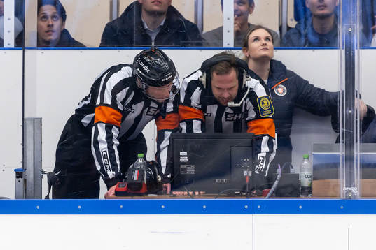 Domare Christoffer Holm och Domare Johan Magnusson gör en