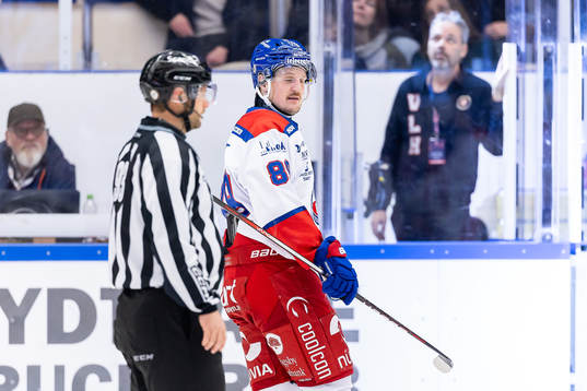 Oskarshamns Patrik Karlkvist deppar när han blir utvisad