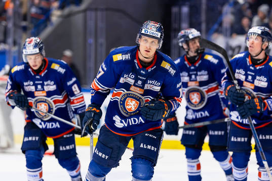 Växjös Gabriel Carlsson jublar