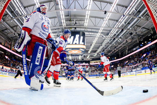 Oskarshamns målvakt Emil Kruse och Oscar Engsund deppar