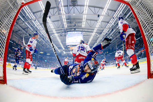 Växjös Kalle Kossila faller