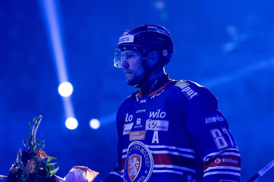 Växjös Robert Rosén uppmärksammas före ishockeymatchen