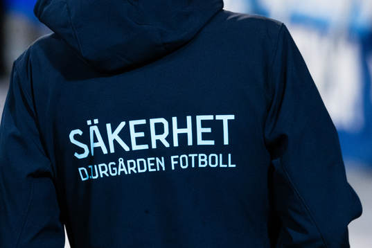 Djurgårdens säkerthetspersonal med en jacka