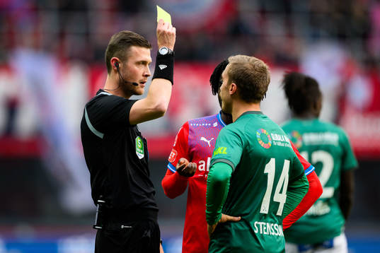 Domare Erik Mattsson varnar Brages Jacob Stensson