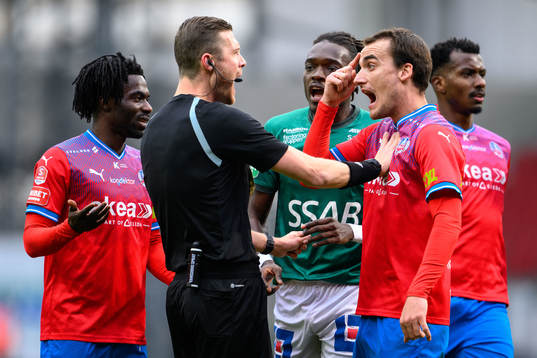Domare Erik Mattsson och Helsingborgs Adam Hellborg