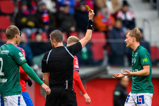 Domare Erik Mattsson varnar Brages Henry Sletsjøe