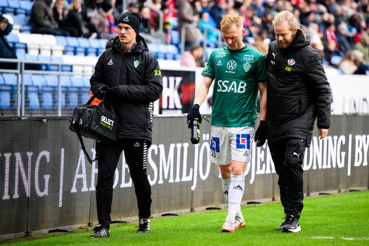 Brages Christopher Redenstrand lämnar planen skadad