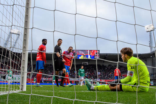 Helsingborgs målvakt Kalle Joelsson har ont