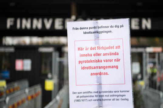 En förbudsskylt för pyroteknik vid entrén