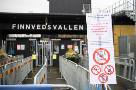 Förbudsskylt mot pyroteknik och väskor vid entrén