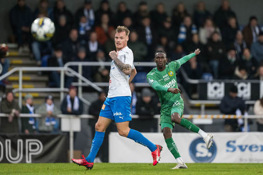 Värnamos Victor Eriksson och Hammarbys Bubacarr Trawally