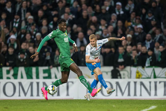 Hammarbys Nathaniel Adjei och Värnamos Viktor Bergh